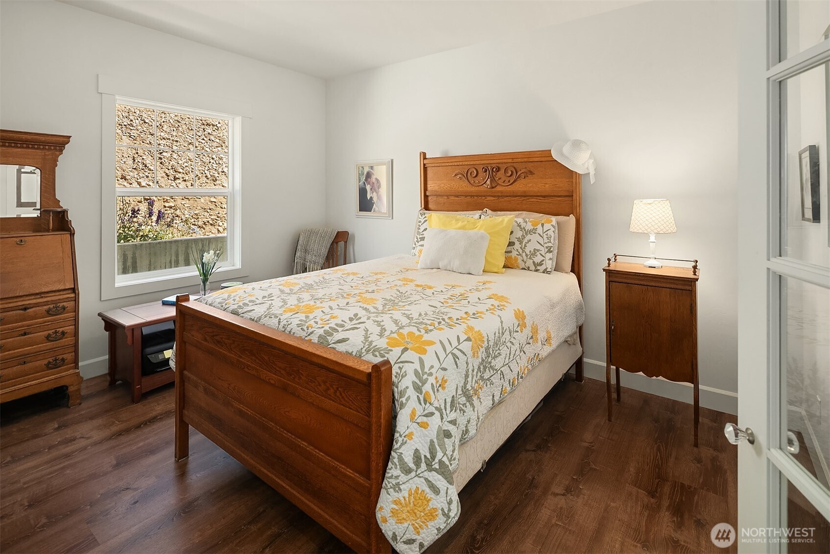 2080 Bettas Road Cle Elum, WA 98922 - Photo 8 of 31 a bedroom with a bed and a table