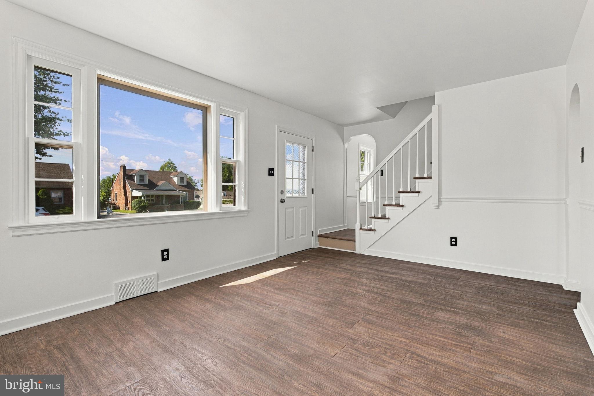 303 Greystone Road York, PA 17402 - Photo 7 of 31 Bright Livingroom! Lots of windows!