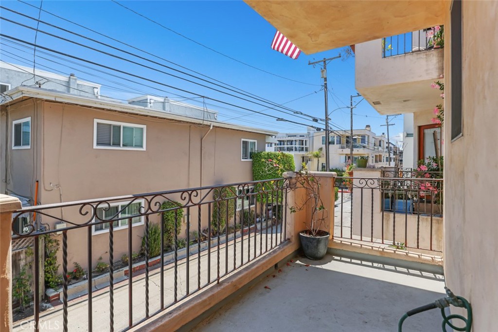 209 Crest Drive Manhattan Beach, CA 90266 - Photo 20 of 28 a view of a balcony