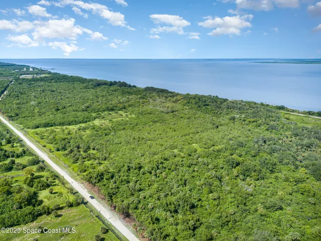 a view of yard with ocean
