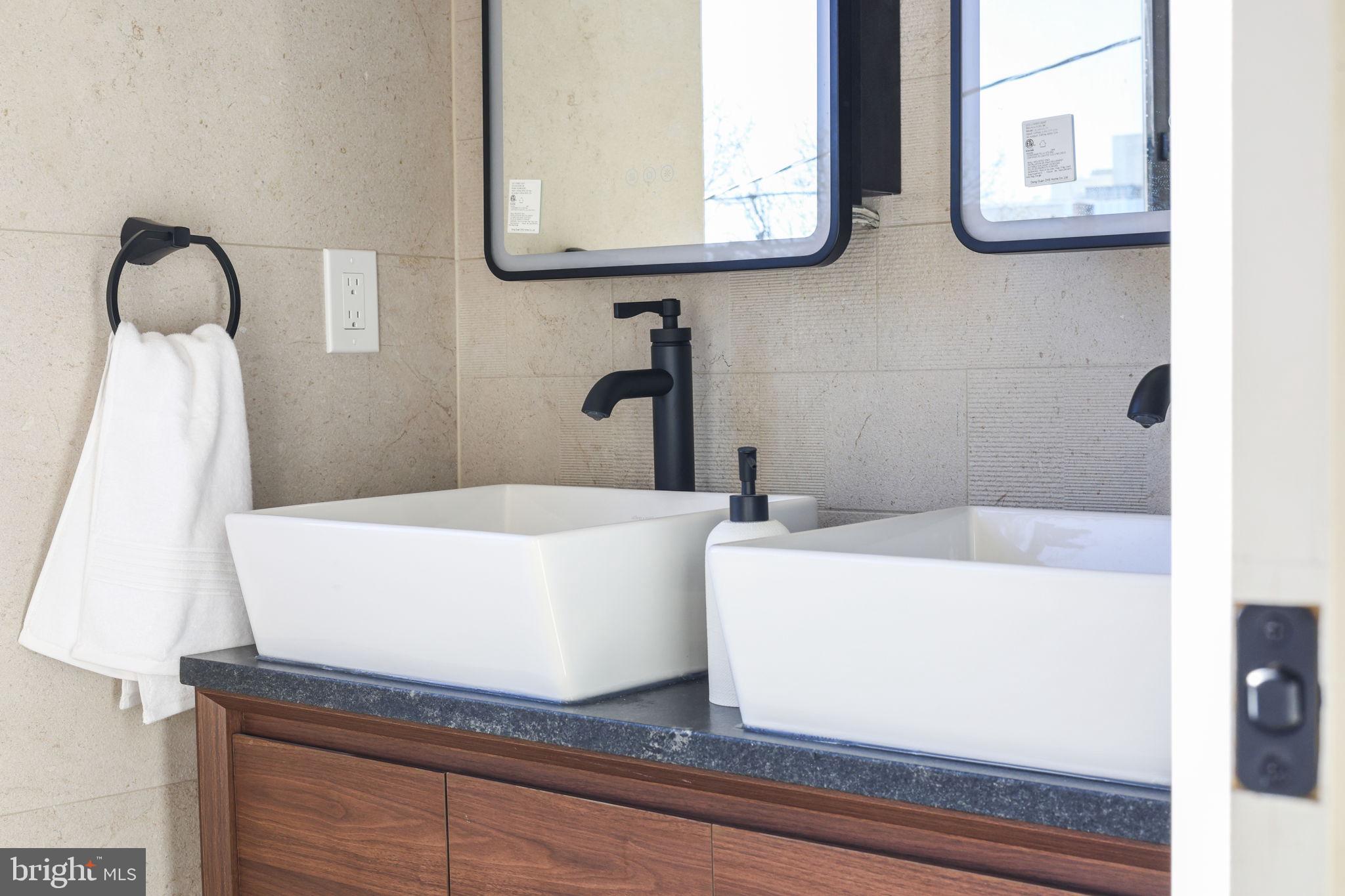 514 South 20th Street, Unit B Philadelphia, PA 19146 - Photo 22 of 52 a bathroom with a bathtub and mirror