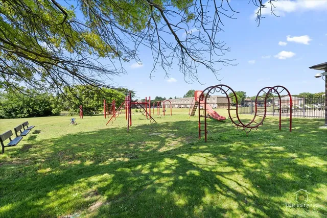 $229,999 | 11 B Kingery Quarter, Unit 107, Willowbrook, IL 60527