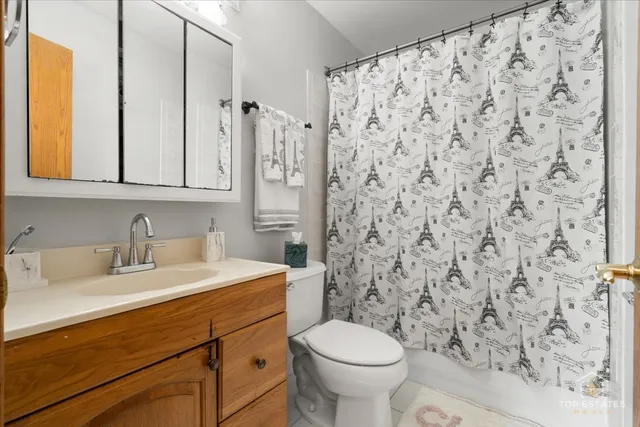 $229,999 | 11 B Kingery Quarter, Unit 107, Willowbrook, IL 60527