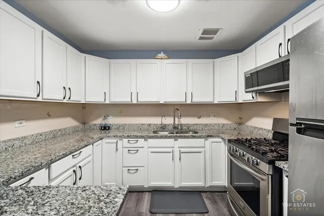 $229,999 | 11 B Kingery Quarter, Unit 107, Willowbrook, IL 60527