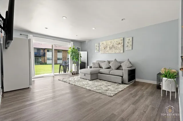 $229,999 | 11 B Kingery Quarter, Unit 107, Willowbrook, IL 60527