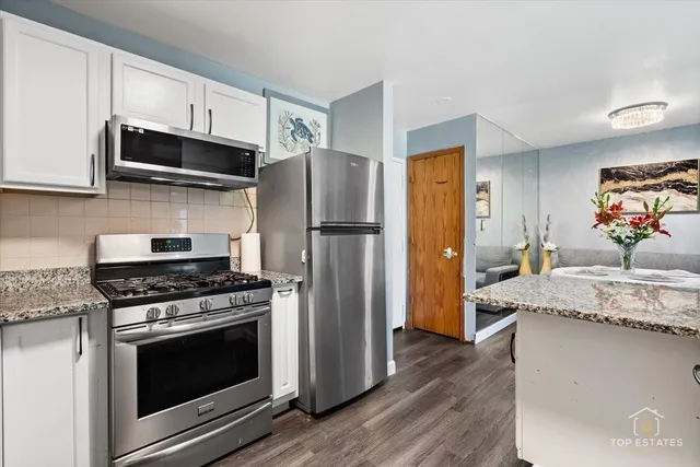 $229,999 | 11 B Kingery Quarter, Unit 107, Willowbrook, IL 60527