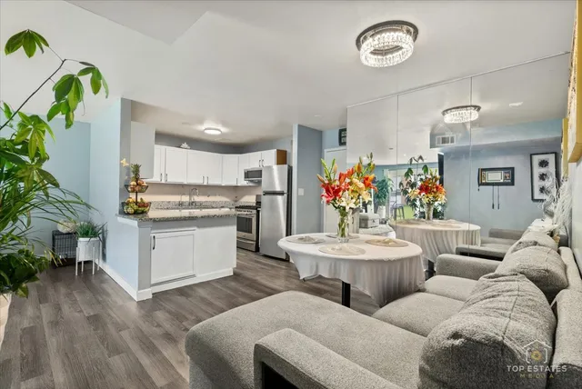 $229,999 | 11 B Kingery Quarter, Unit 107, Willowbrook, IL 60527