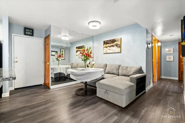 $229,999 | 11 B Kingery Quarter, Unit 107, Willowbrook, IL 60527