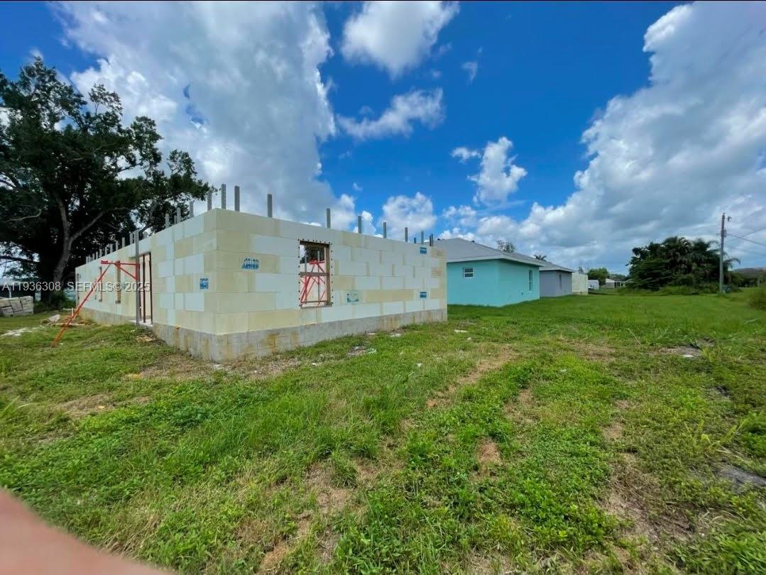 3208 Jeffcott Street Fort Myers, FL 33916 - Photo 4 of 7 a view of a back yard