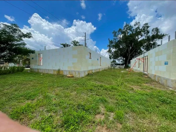 a view of a house with a big yard
