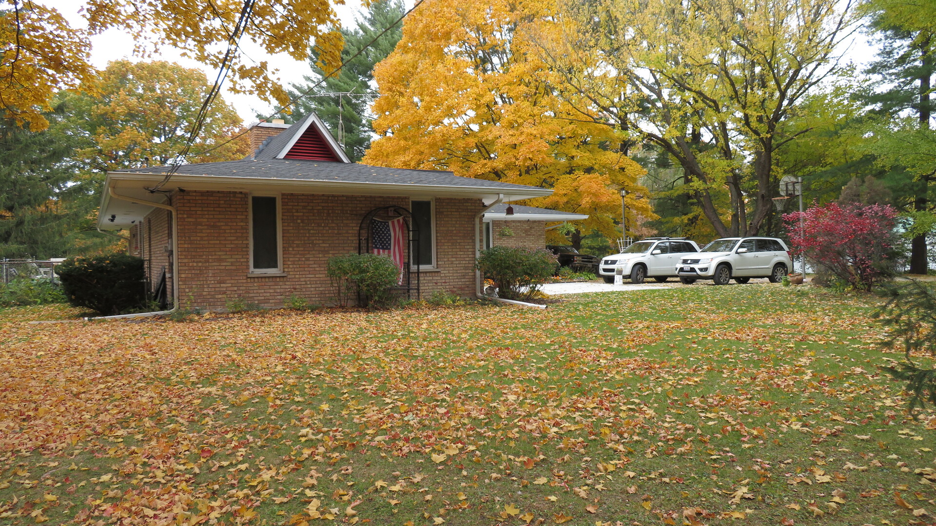42W490 Kedeka Road Sugar Grove, IL 60554 - Photo 4 of 30 a front view of a house with garden