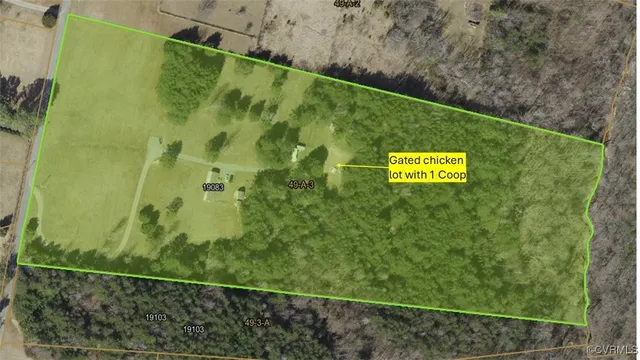 a view of a back yard