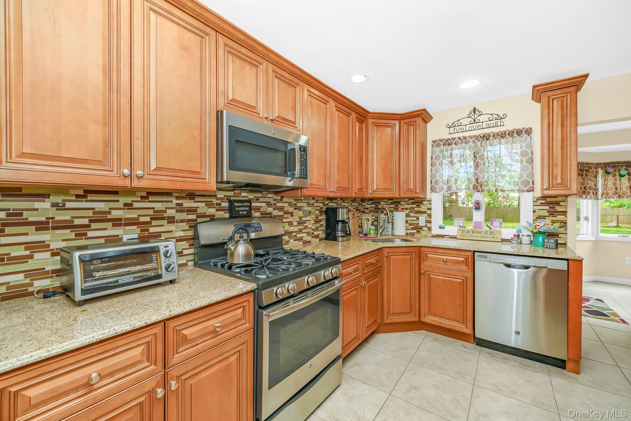 20 Amherst Street Islip, NY 11751 - Photo 7 of 29