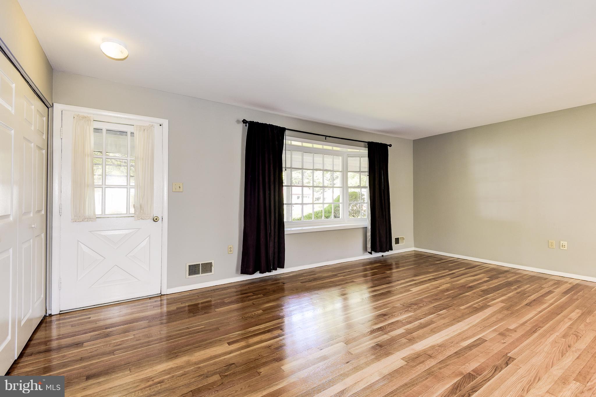 6803 Trexler Road Hyattsville, MD 20784 - Photo 4 of 30 Living Room
