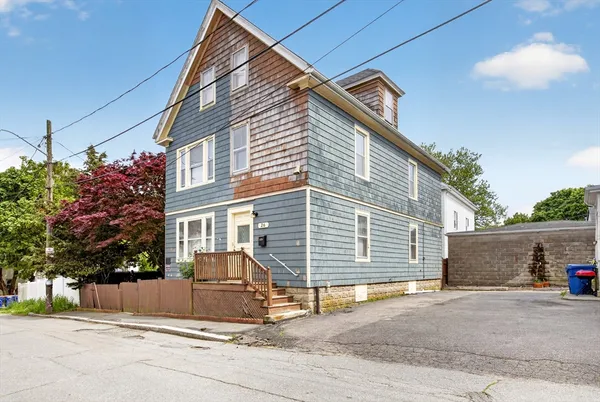 a view of a house with a yard