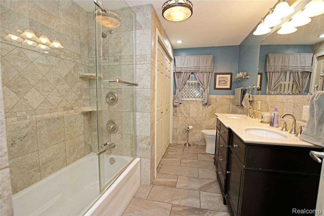 11413 Kipp Road Goodrich, MI 48438 - Photo 18 of 47 18) Kitchen Bathroom.jpg