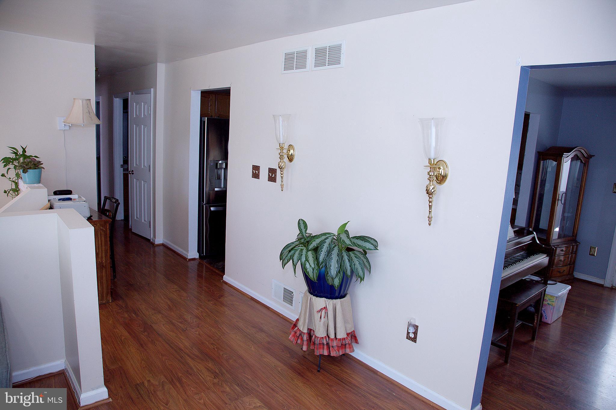 960 Uniontown Road Westminster, MD 21158 - Photo 8 of 44 Upper level hall