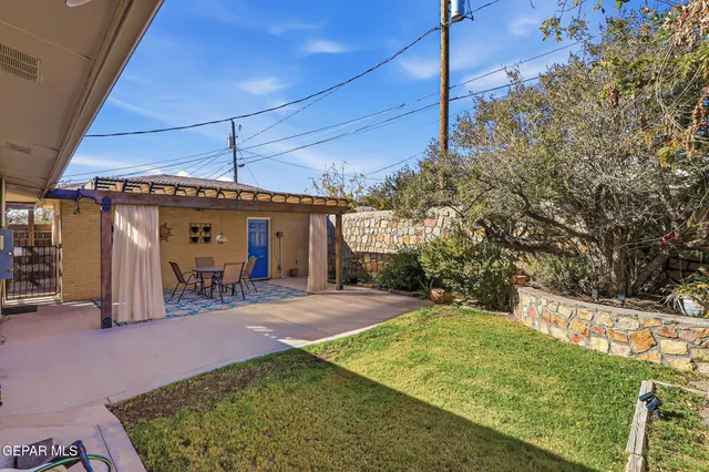 a view of a backyard