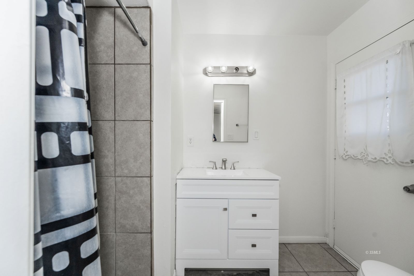 412 East Church Avenue Ridgecrest, CA 93555 - Photo 28 of 39 a bathroom with a sink toilet and mirror
