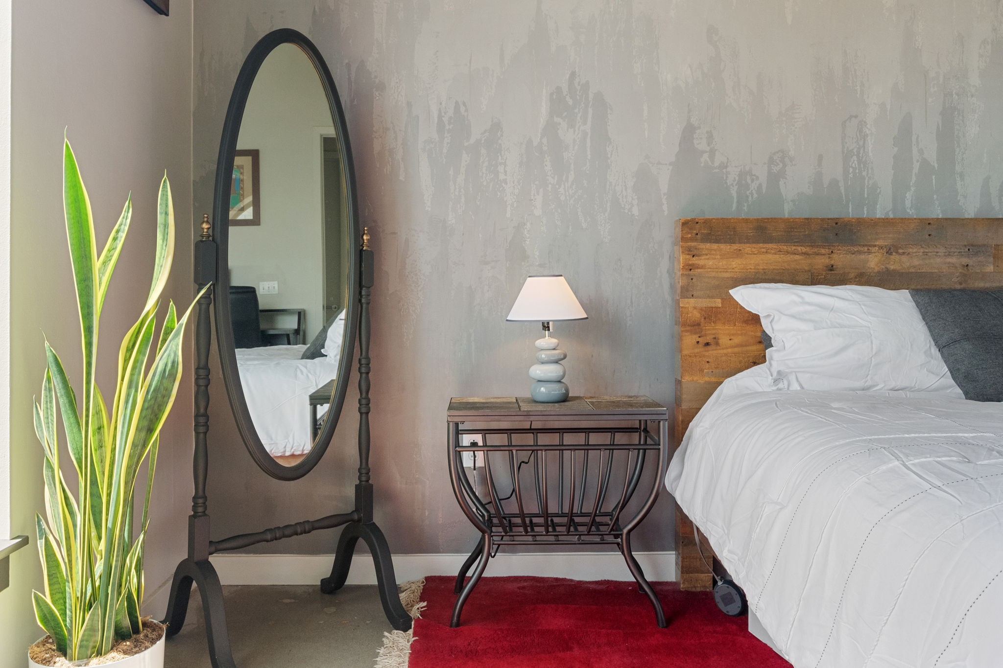 507 Sabine Street, Unit 605 Austin, TX 78701 - Photo 20 of 33 a bedroom with a bed chair and a potted plant