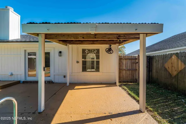 a view of a house with backyard