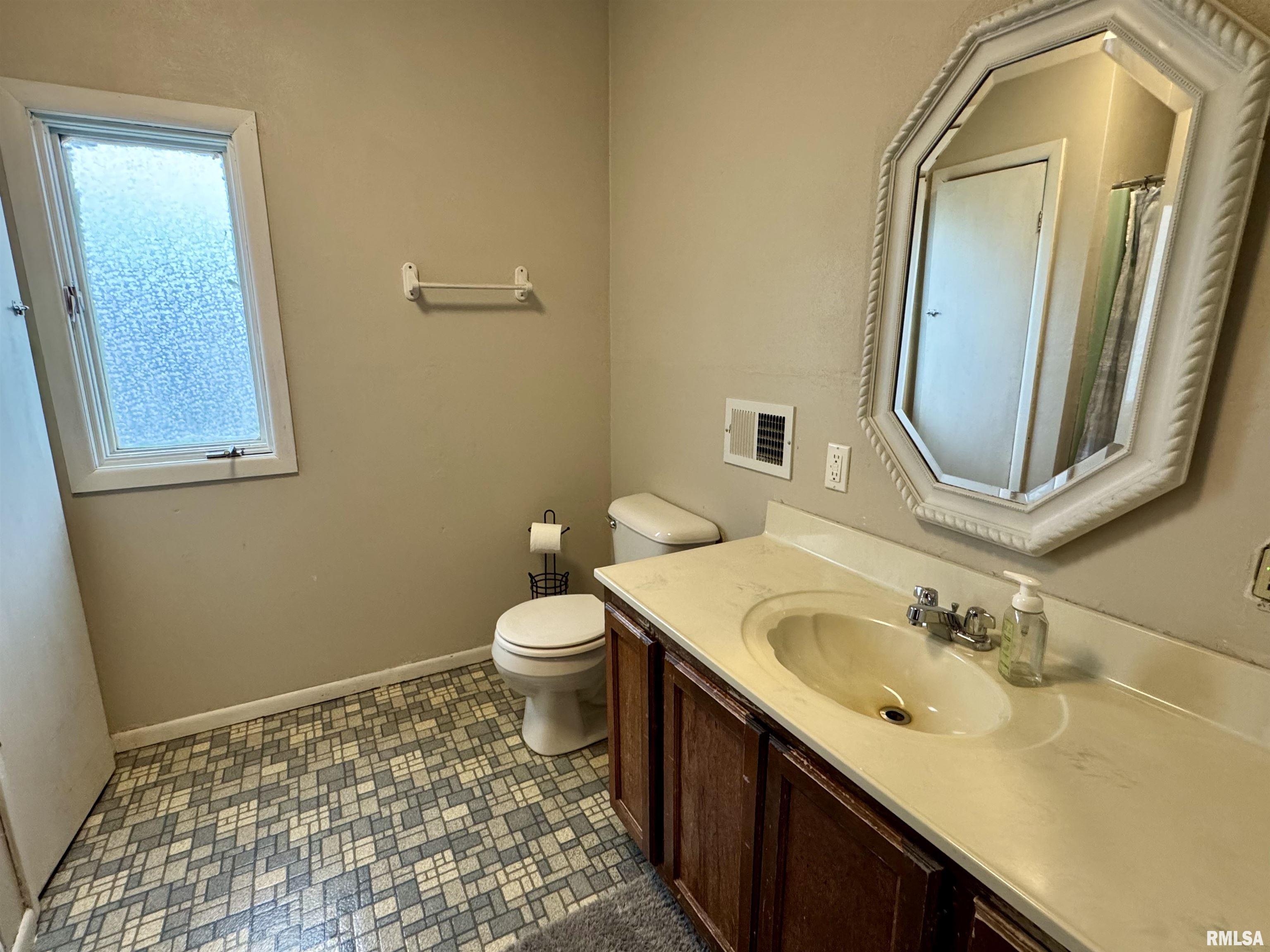 388 West Maple Street Canton, IL 61520 - Photo 29 of 38