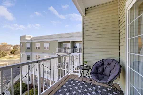 $174,900 | 114200 Hundertmark Road, Unit 411, Chaska, MN 55318