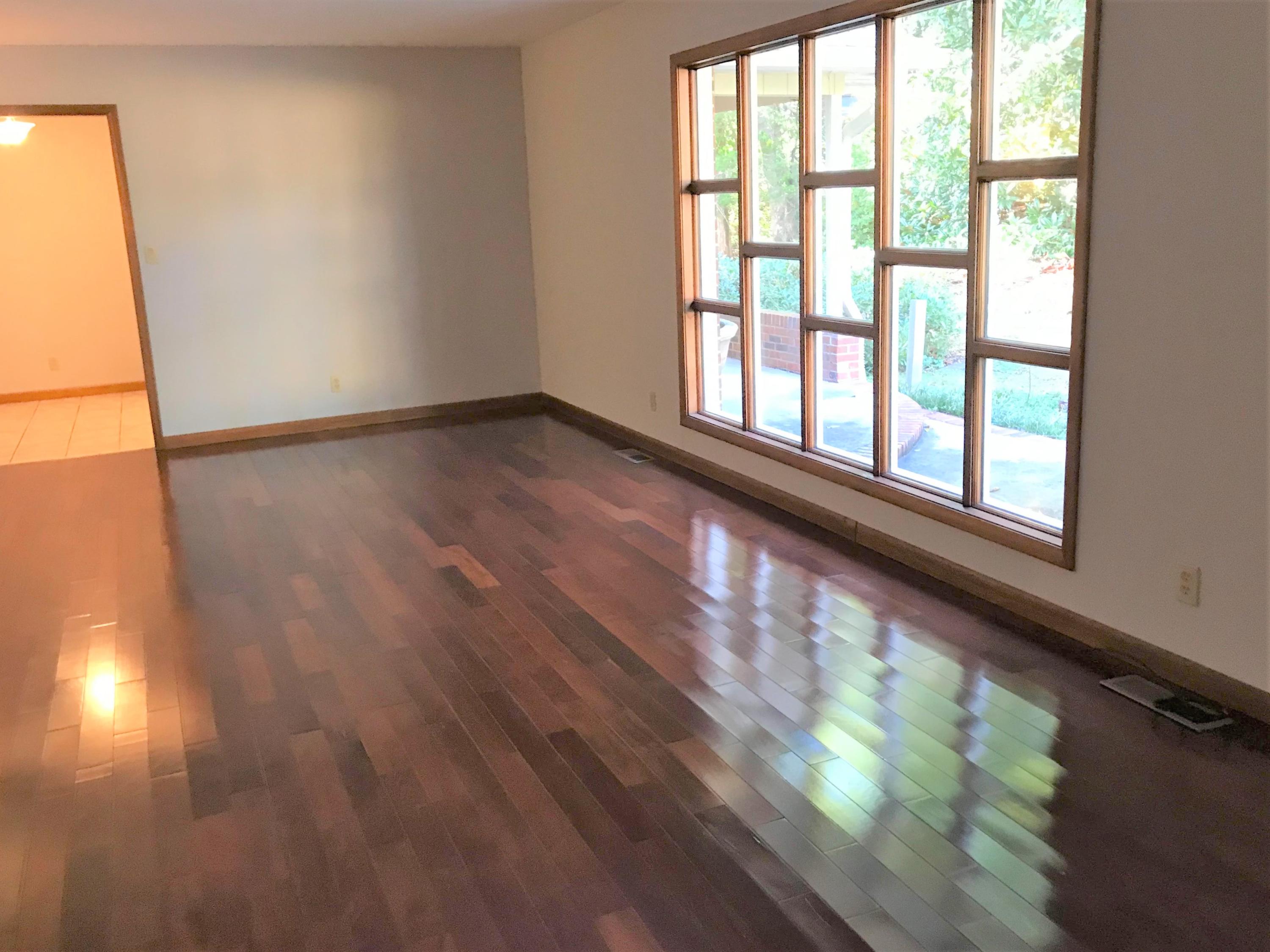 823 West Outer Drive Oak Ridge, TN 37830 - Photo 5 of 40 Living Room