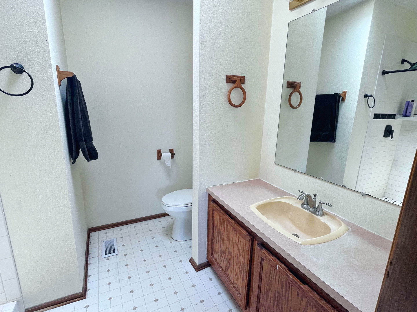 113 Cardinal Lane Sandwich, IL 60548 - Photo 10 of 14 a bathroom with a sink toilet and shower