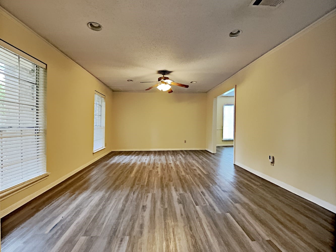 5910 Theall Road Houston, TX 77066 - Photo 2 of 23 Gallery Image 2