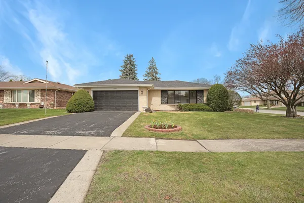 $649,900 | 1008 West Ash Drive, Mount Prospect, IL 60056