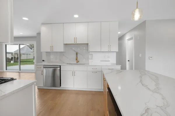 $649,900 | 1008 West Ash Drive, Mount Prospect, IL 60056