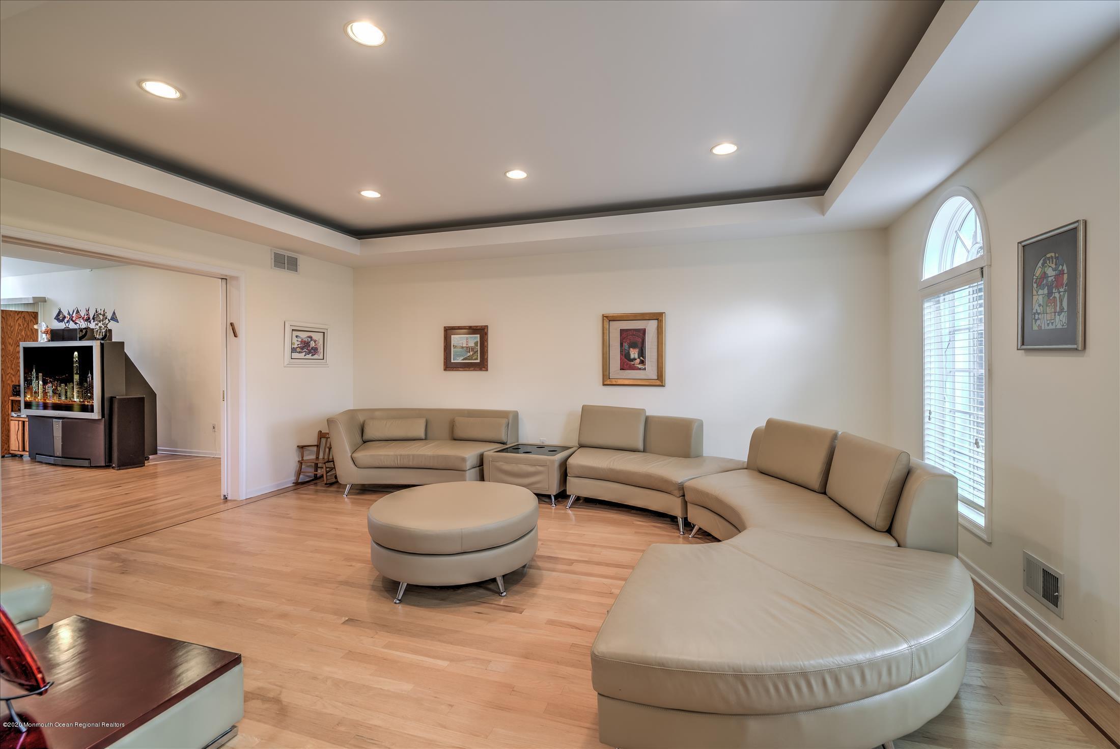 24 Old Farm Road Oakhurst, NJ 07755 - Photo 3 of 29 LIVING ROOM (2)