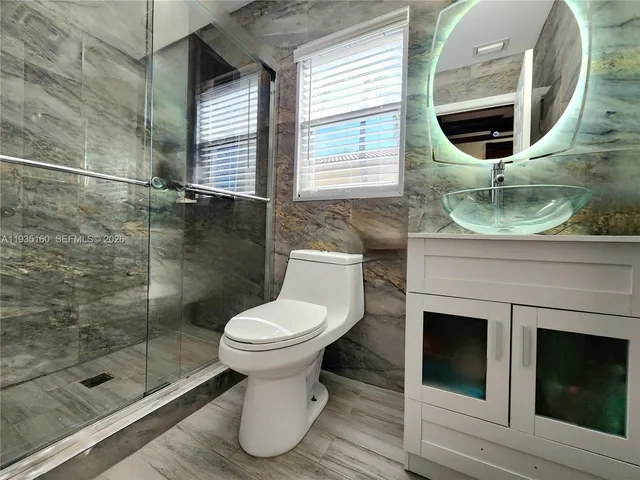 a close up view of a washer and dryer