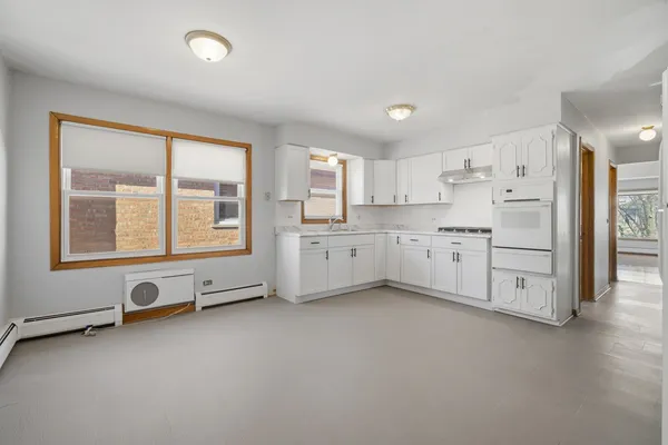 $2,300 | 8645 West Summerdale Avenue, Unit 3, Chicago, IL 60656