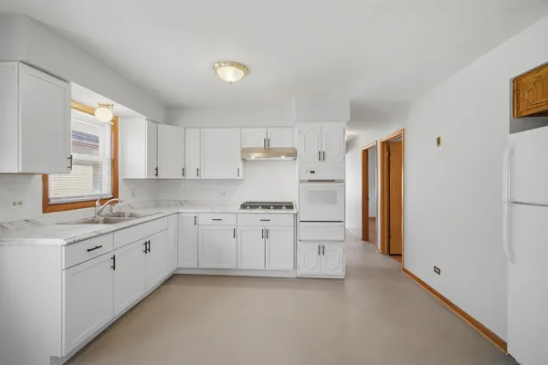 $2,300 | 8645 West Summerdale Avenue, Unit 3, Chicago, IL 60656