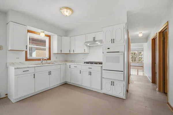 $2,300 | 8645 West Summerdale Avenue, Unit 3, Chicago, IL 60656