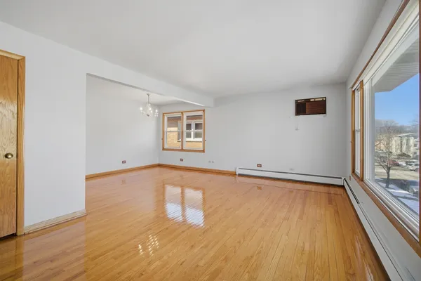 $2,300 | 8645 West Summerdale Avenue, Unit 3, Chicago, IL 60656