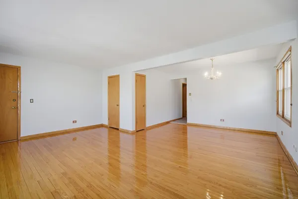 $2,300 | 8645 West Summerdale Avenue, Unit 3, Chicago, IL 60656