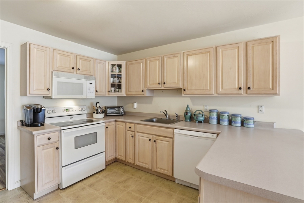 34 Pleasant Street, Unit 34 Windham, NH 03087 - Photo 2 of 30