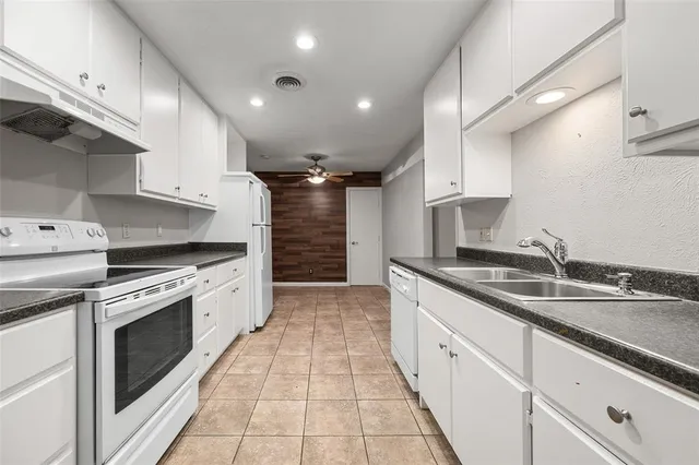 $2,300 | 2200 West Rosedale Street South, Unit B, Fort Worth, TX 76110