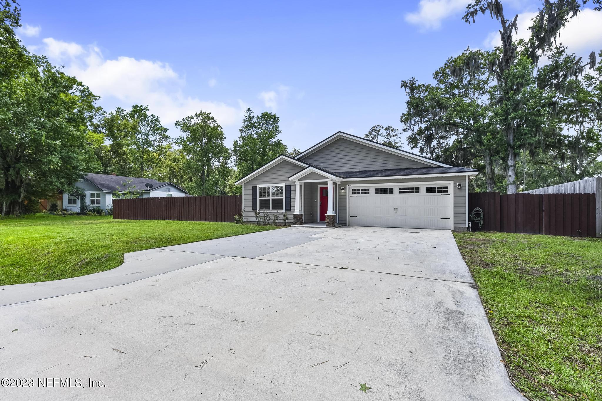 4118 Spring Park Circle Jacksonville, FL 32207 - Photo 3 of 21 a front view of house with yard and green space