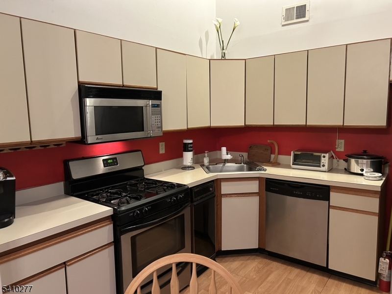 2512 Lindsley Road Bridgewater, NJ 08807 - Photo 9 of 38