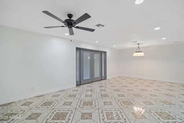 a view of a livingroom with a ceiling fan