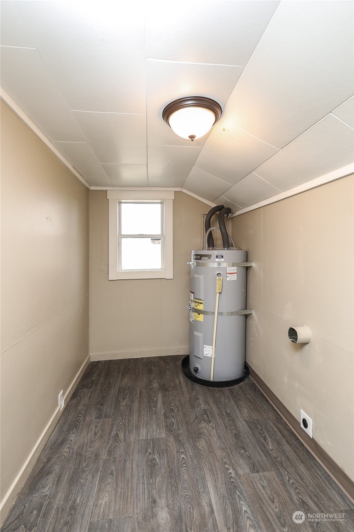 804 Highway 508 Chehalis, WA 98532 - Photo 11 of 17 an empty room with wooden floor and white walls