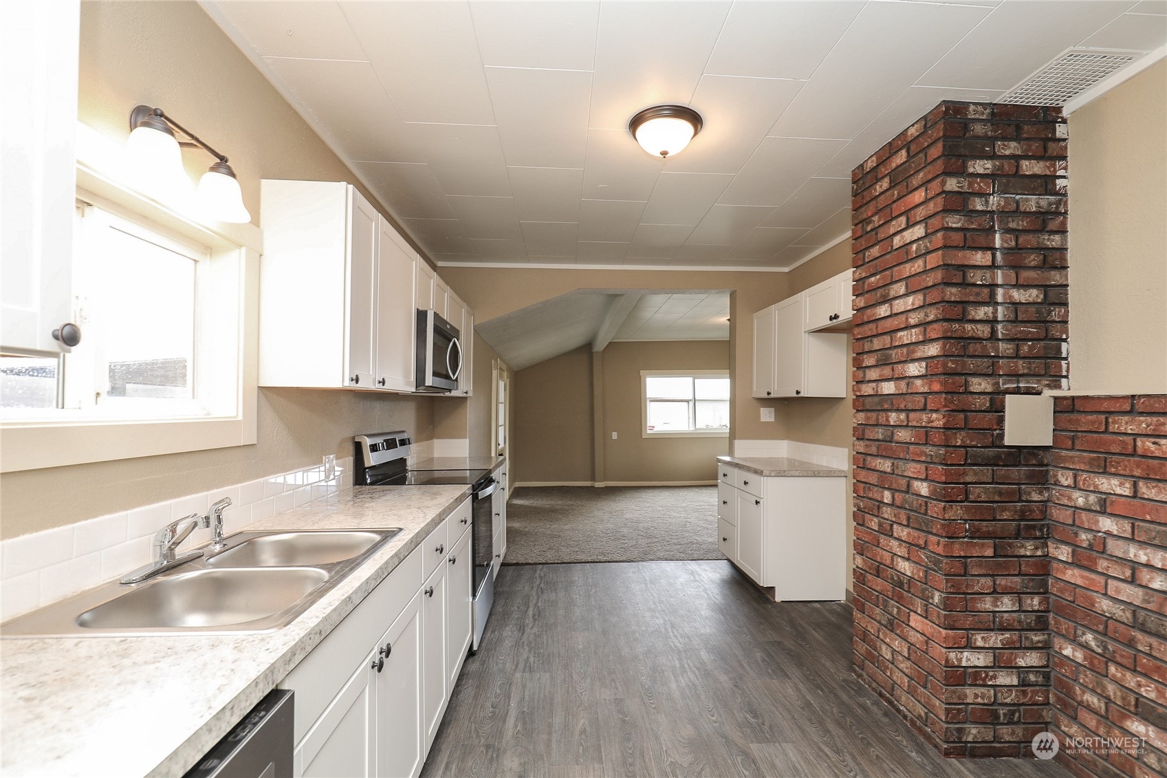 804 Highway 508 Chehalis, WA 98532 - Photo 3 of 17 a kitchen with a sink stove and cabinets