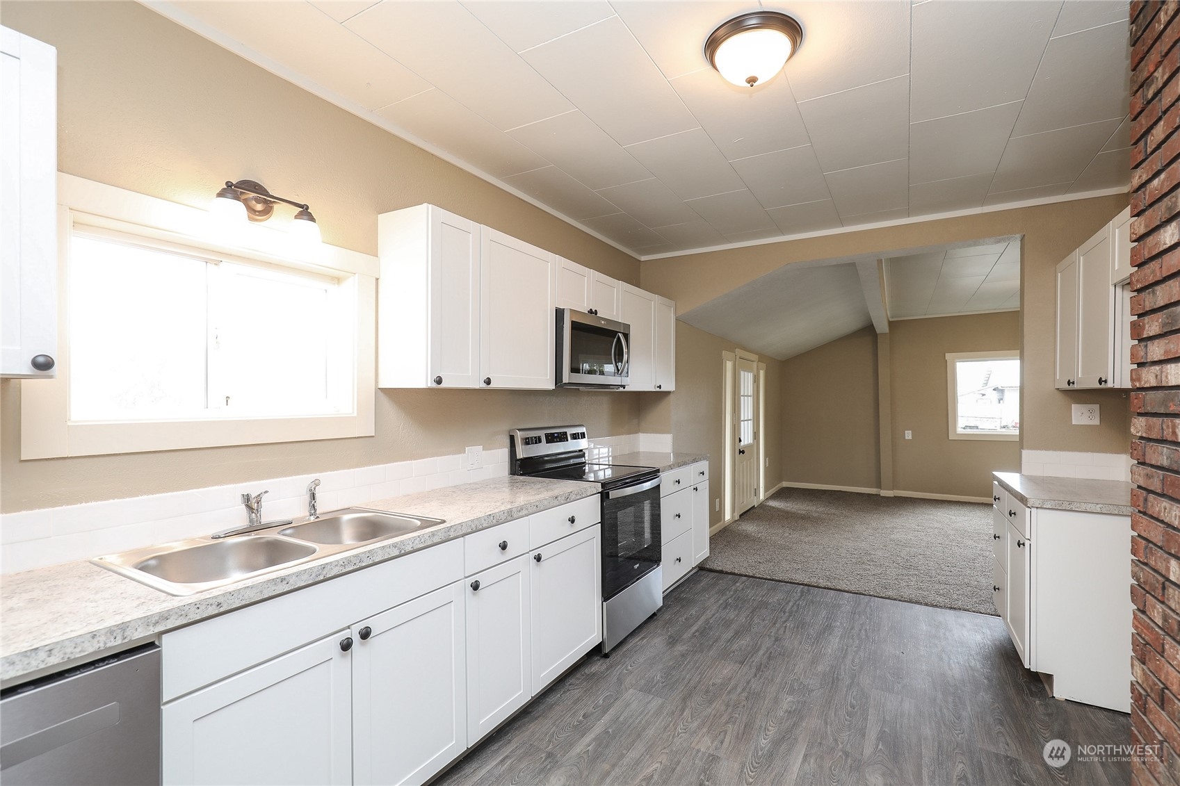 804 Highway 508 Chehalis, WA 98532 - Photo 4 of 17 a kitchen with granite countertop a sink stove and cabinets