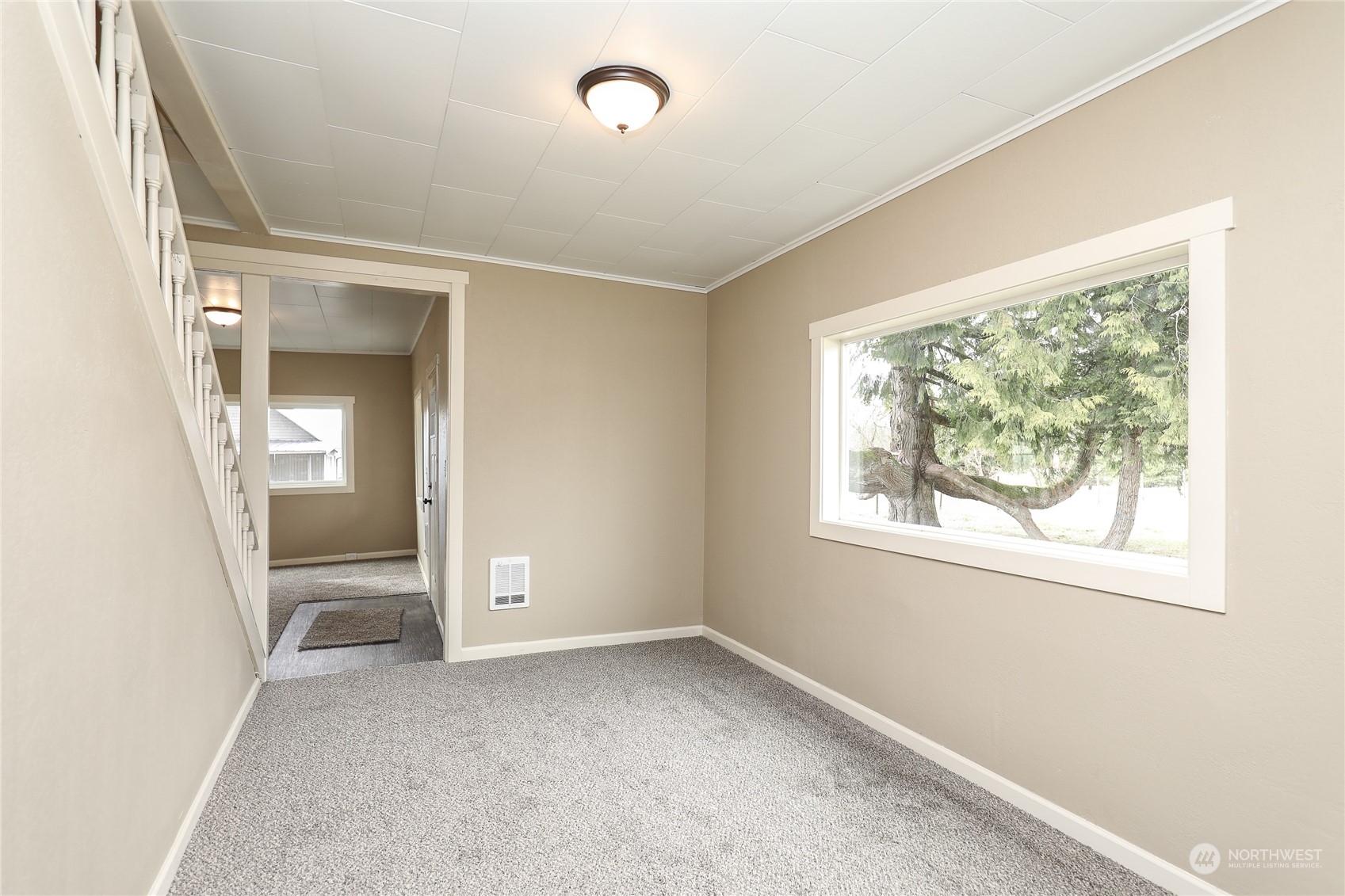 804 Highway 508 Chehalis, WA 98532 - Photo 5 of 17 an empty room that has a window