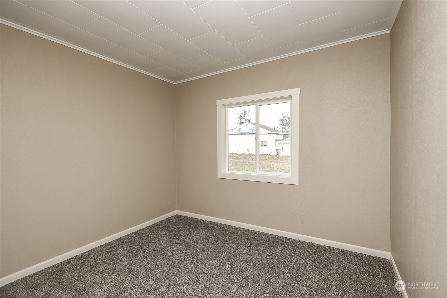 804 Highway 508 Chehalis, WA 98532 - Photo 7 of 17 an empty room with a window