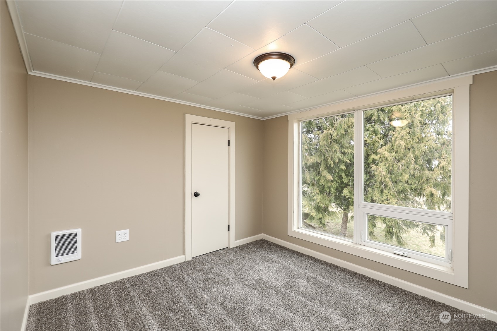 804 Highway 508 Chehalis, WA 98532 - Photo 8 of 17 a view of an empty room with a window